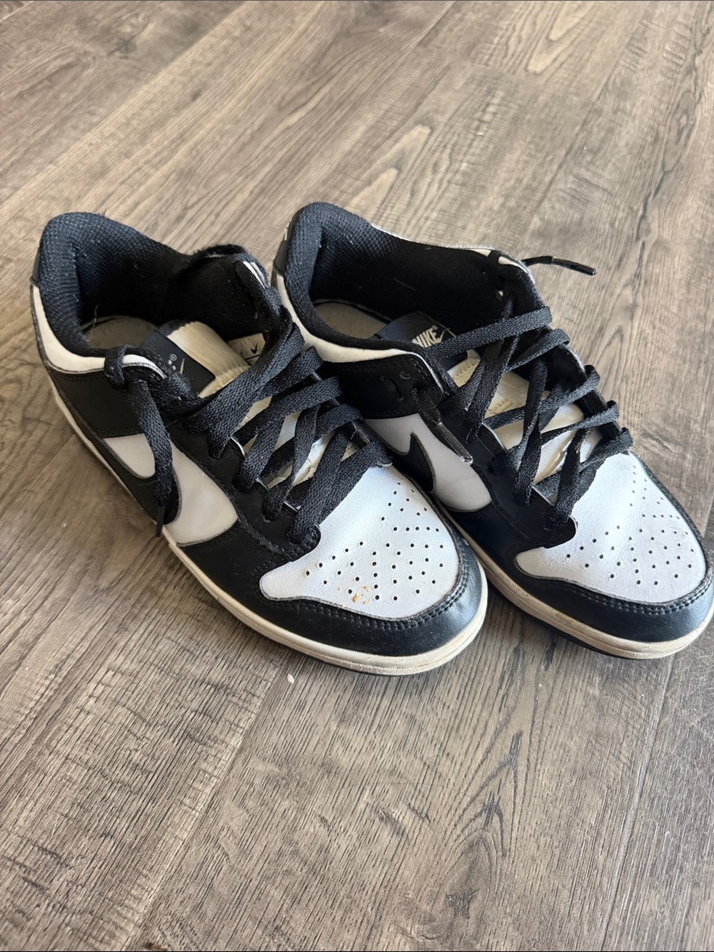 Nike Men’s Black and White Low-Top Sneakers